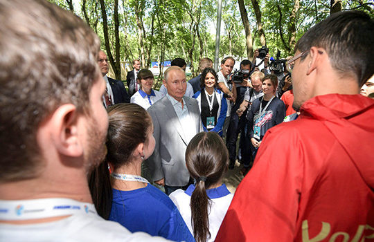 Путин призвал возродить в России программу сохранения национальных языков