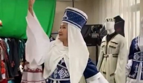 Министр культуры Бурятии станцевала в разных народных костюмах Министр культуры Бурятии станцевала в разных народных костюмах