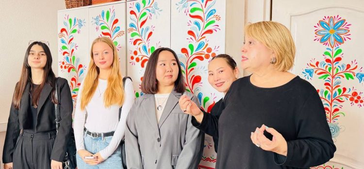 Студенты Гильдии межэтнической журналистики познакомились с культурным многообразием Бурятии в Доме дружбы народов